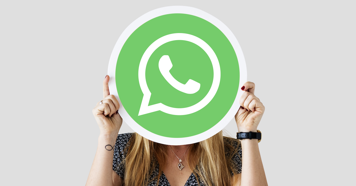 woman-showing-whatsapp-messenger-icon 4 novinky vo WhatsAppe, ktoré vás určite potešia